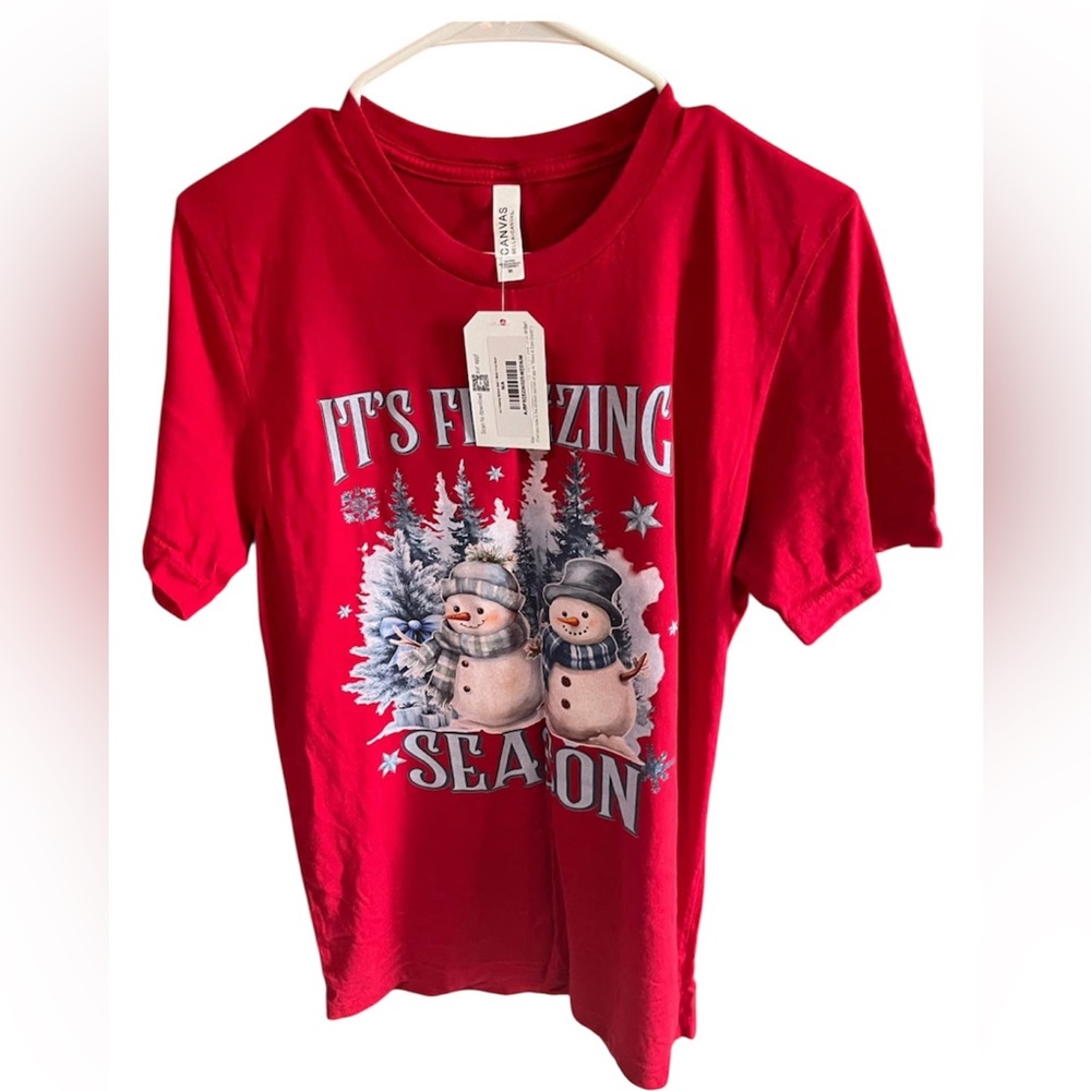 NWT ‘It’s Freezing Season’ sz Medium Red T Shirt - Picture 1 of 6